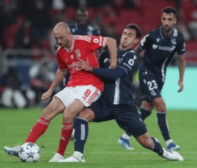 1-0！西甲劲旅虎口夺食+力压三冠王登顶