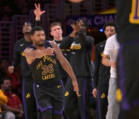 攻防在线！斯玛特对飚杜兰特打出代表作 赛后获老詹盛赞